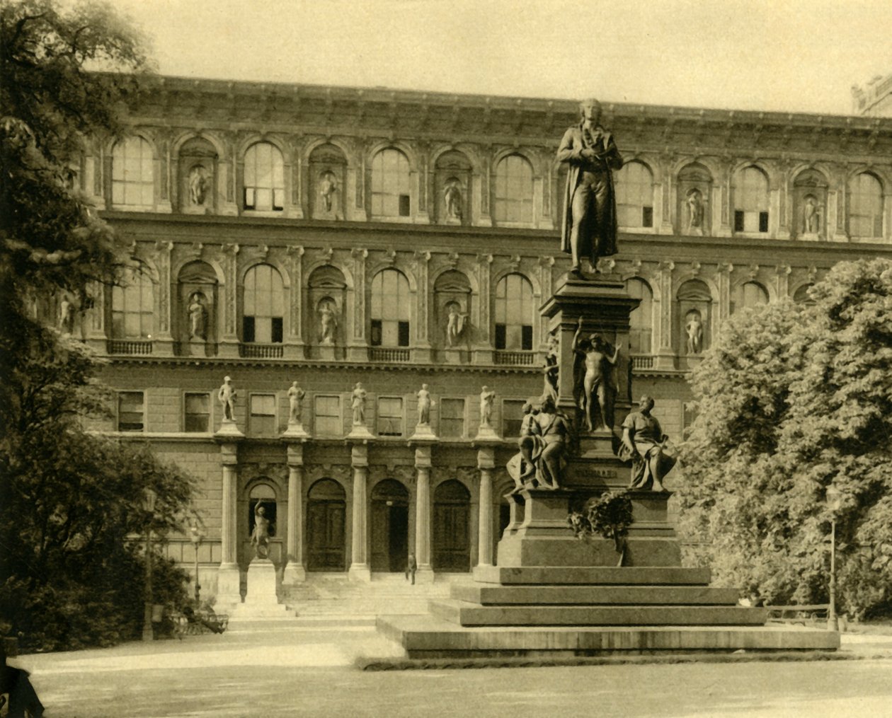 A Academia de Belas Artes e Schiller Monument, Viena, Áustria, c1935. de Unbekannt