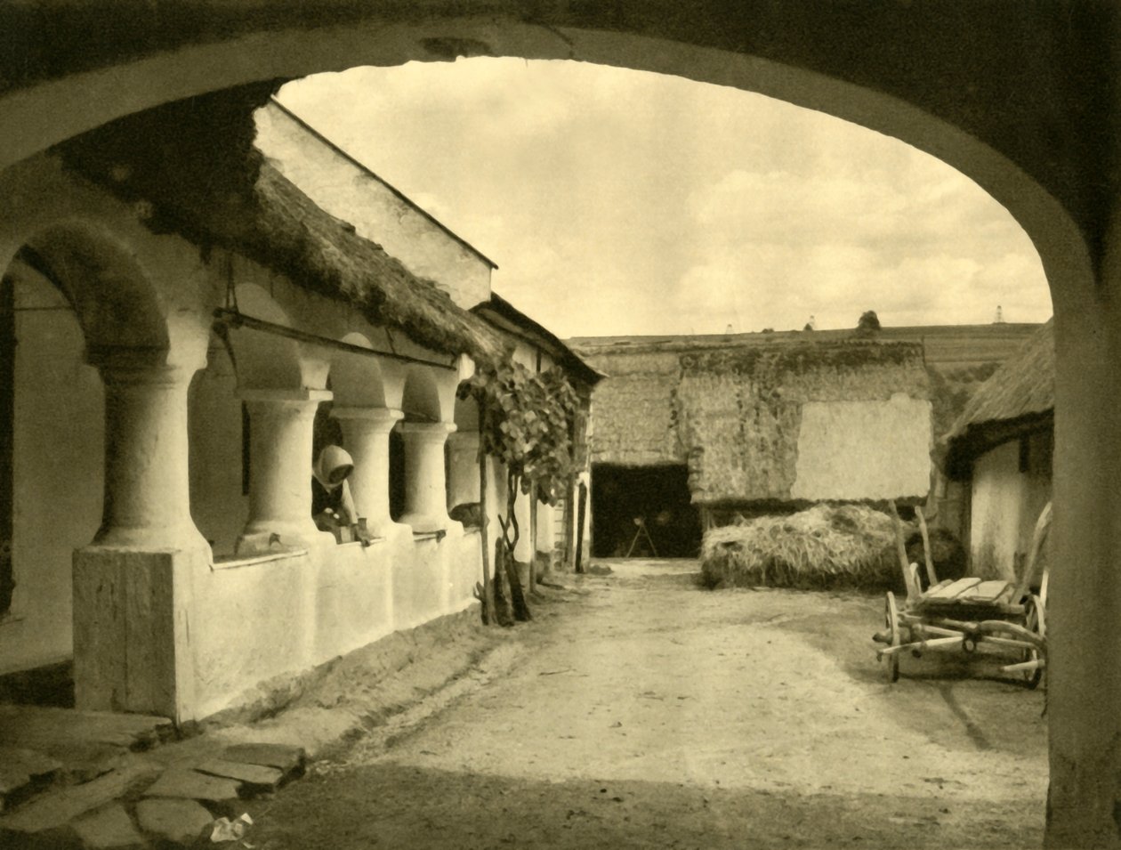 O Arkadenhof, Oberschützen, Burgenland, Áustria, c1935. de Unbekannt