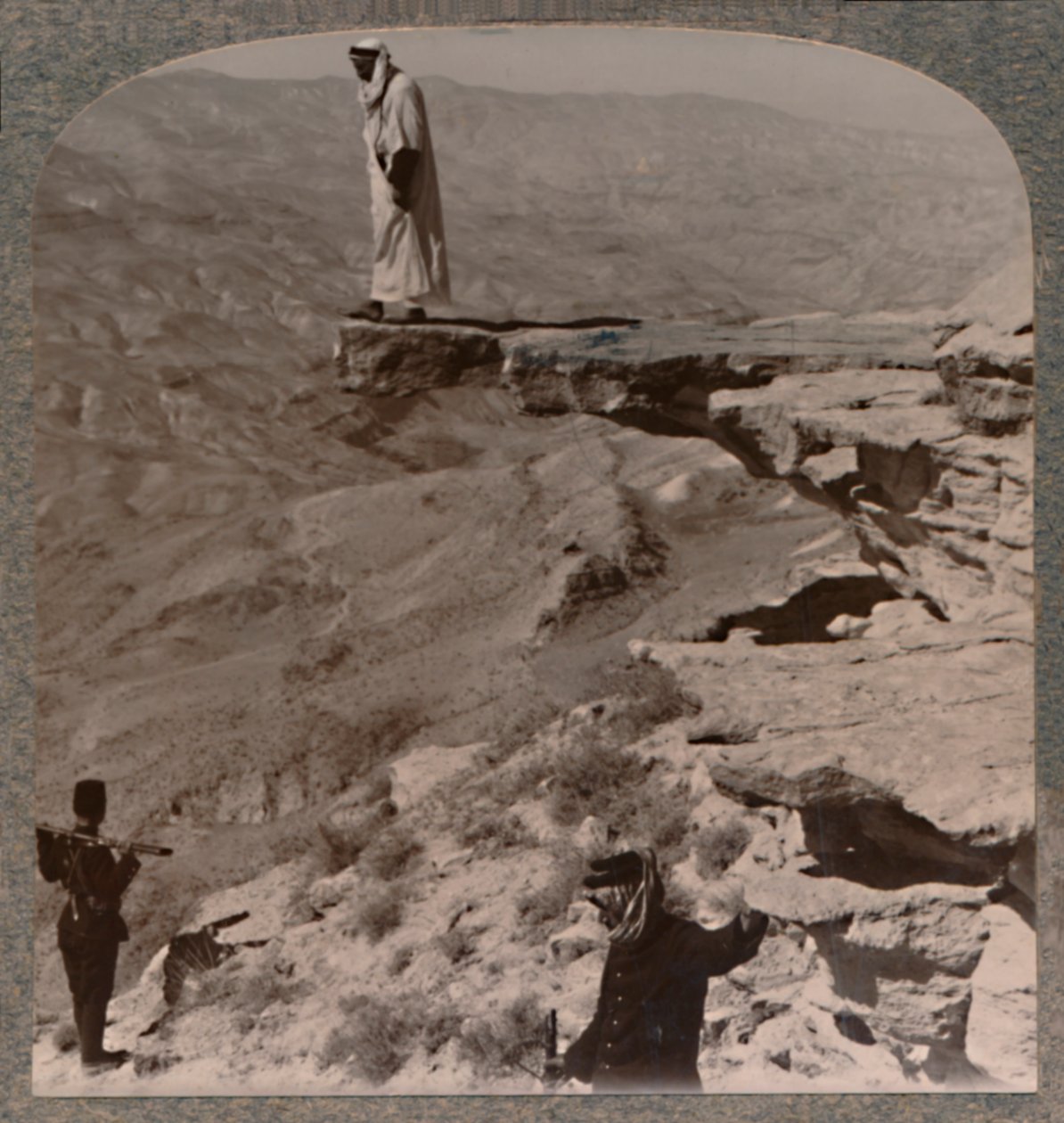 O Arno. Dragoman em pé na rocha, c1900 de Unbekannt