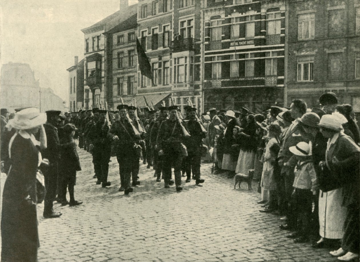 A chegada dos fuzileiros navais britânicos em Ostende, Primeira Guerra Mundial, 1914, c1920. de Unbekannt