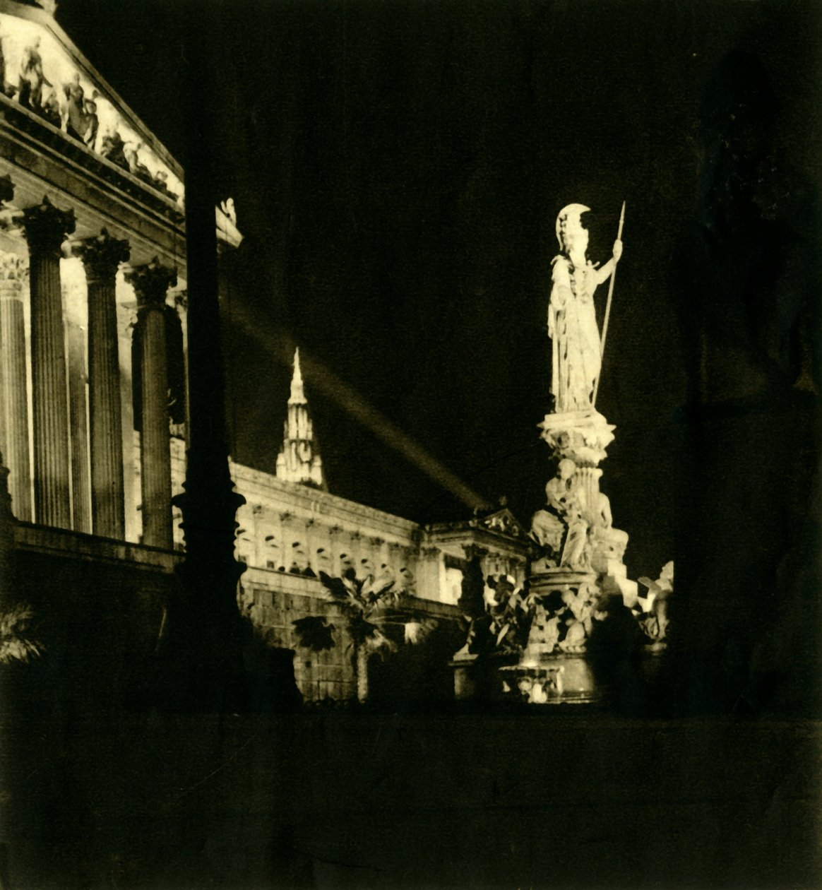 O edifício do Parlamento austríaco em a noite, Viena, Áustria, c1935. de Unbekannt
