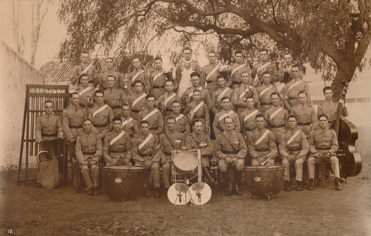 A Faixa de Batalhão do Primeiro Batalhão, The Queens possui o Royal West Kent Regiment. Poona, Índia, 1 de Unbekannt