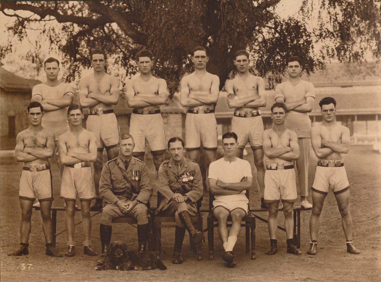 A equipe do primeiro batalhão de boxe do Batalhão, o Queens, possui o Regimento de Royal West Kent. Poona, eu de Unbekannt