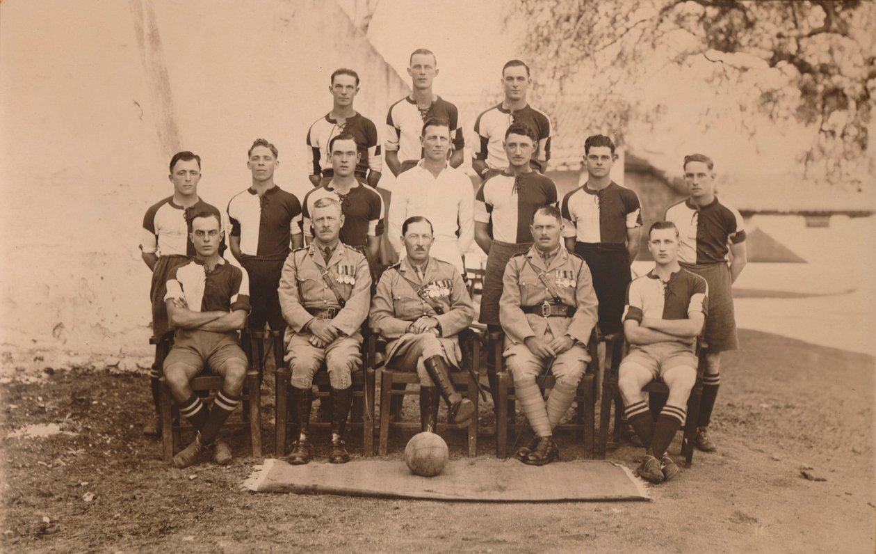 A equipe de futebol do primeiro batalhão do Batalhão, o Queens, possui o Regimento Oeste Real de Kent. Poona, de Unbekannt