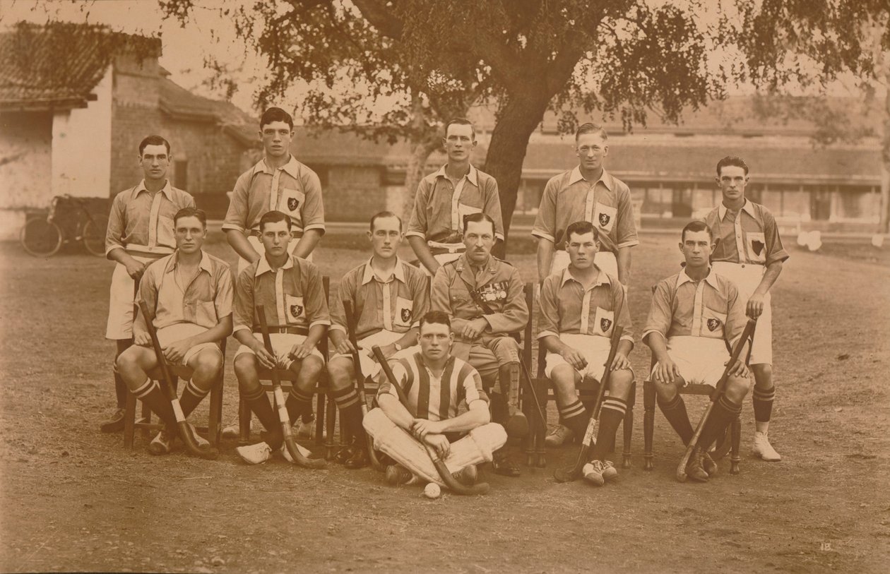 A equipe de hóquei do primeiro batalhão do Batalhão, o Queens, possui o Regimento Oeste Real de Kent. Poona, eu de Unbekannt