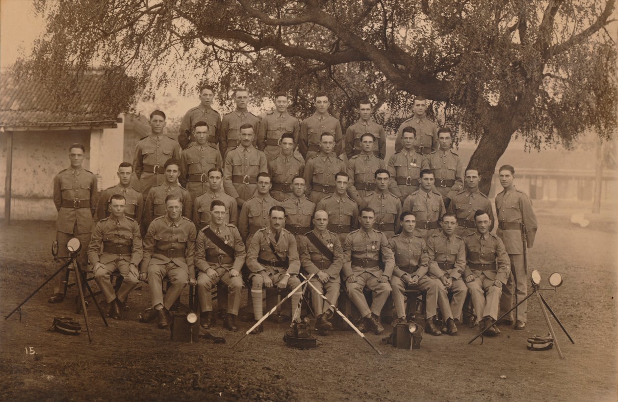 Os sinalizadores de batalhão do primeiro batalhão, o Queens possuem o Regimento Oeste Real de Kent. Poona, In de Unbekannt