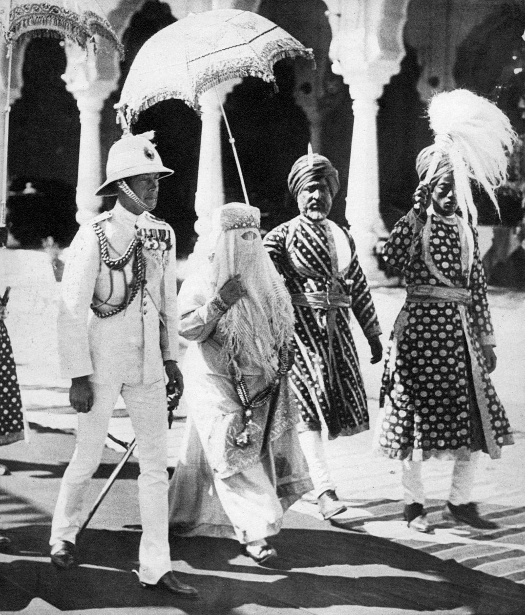 O Begum de Bhopal acompanha o Príncipe de Gales até o Salão Durbar, Índia, 1921 de Unbekannt