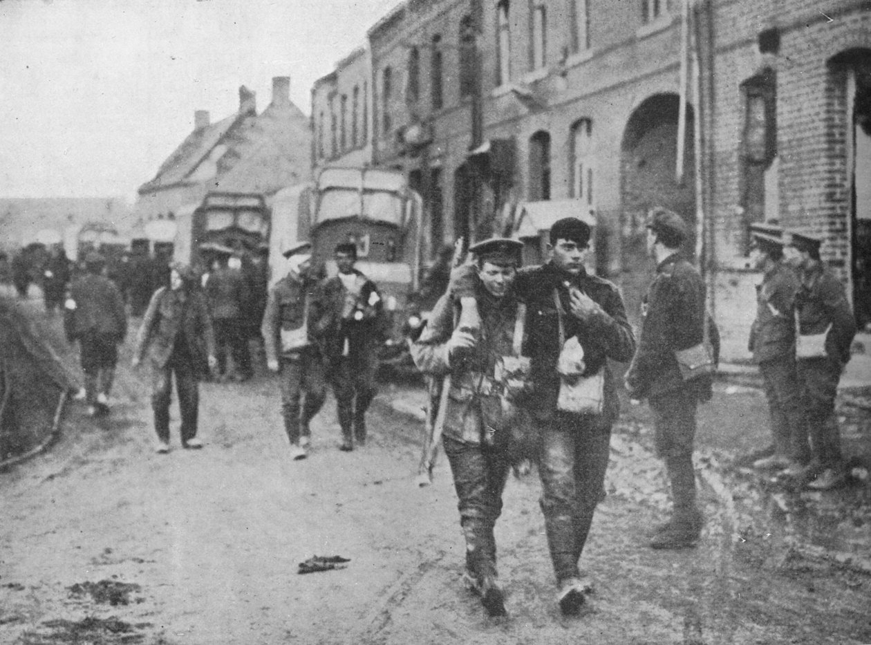 Os britânicos feridos voltando a um posto de vestir após um ataque, 1915 de Unbekannt