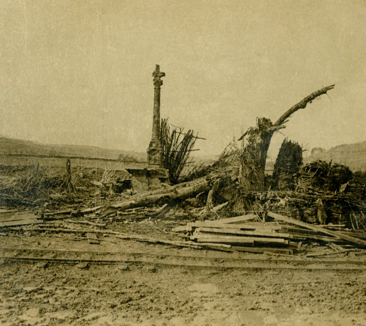 O Calvário em Les Éparges, norte da França, c1914-c1918. de Unbekannt