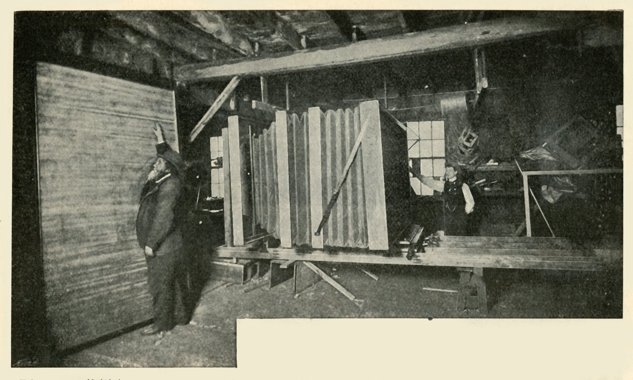 A Câmera Na Oficina - Mostrando O Tamanho Do Suporte Da Placa, 1901. de Unbekannt