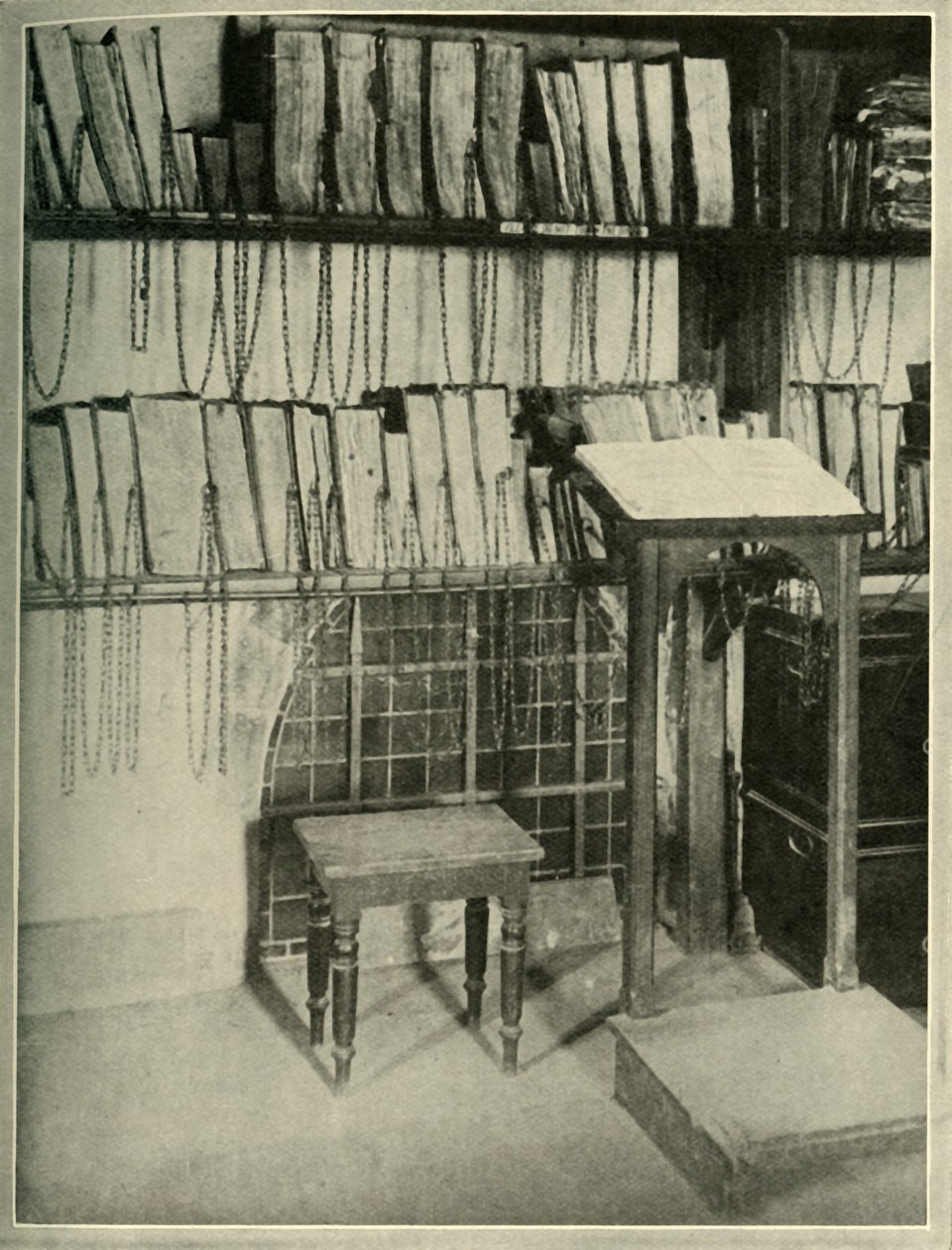 A Biblioteca Acorrentada da Igreja Ministro em Wimborne, em Dorset, c1948. de Unbekannt
