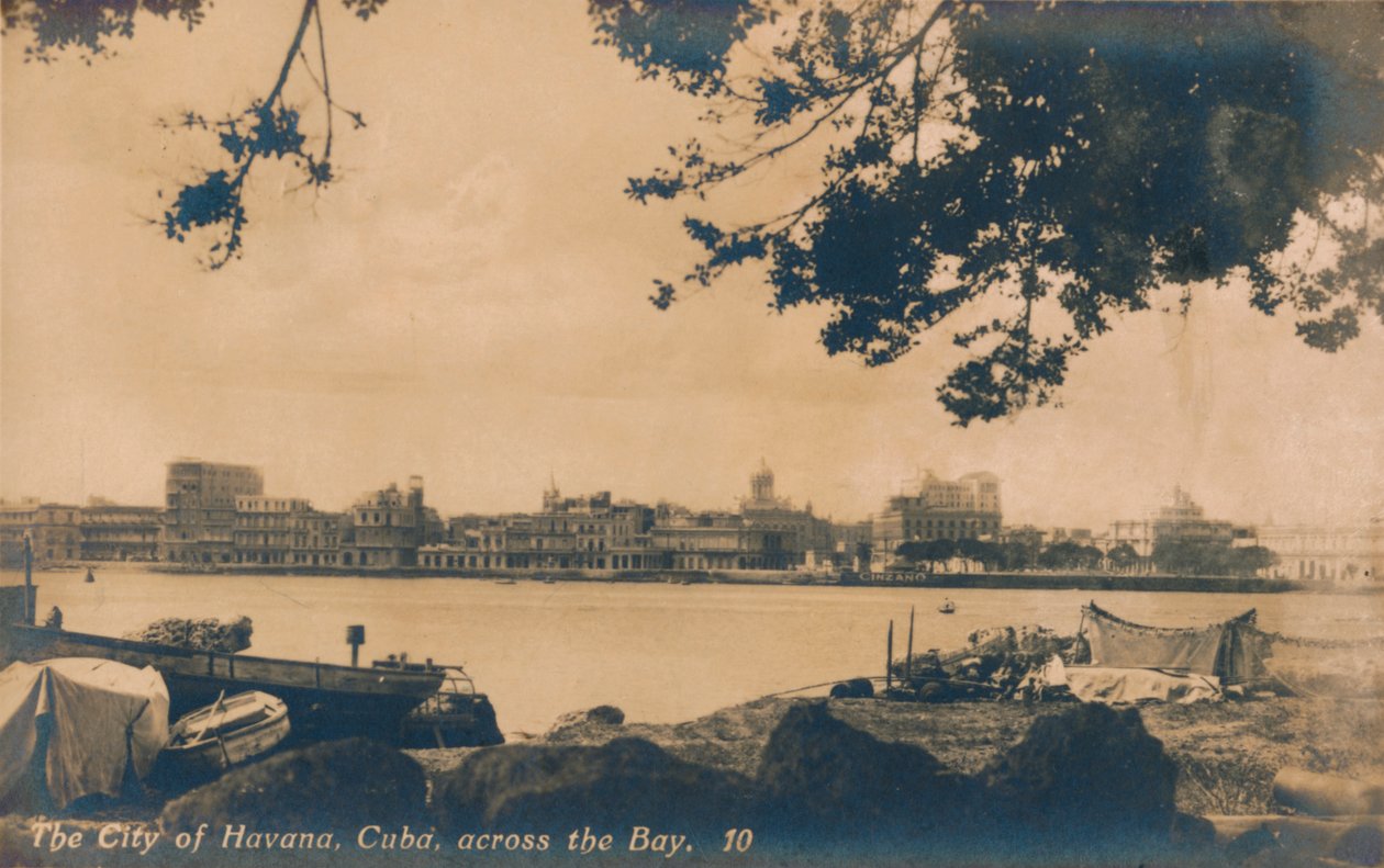 A cidade de Havana, Cuba, do outro lado da baía, c1930 de Unbekannt