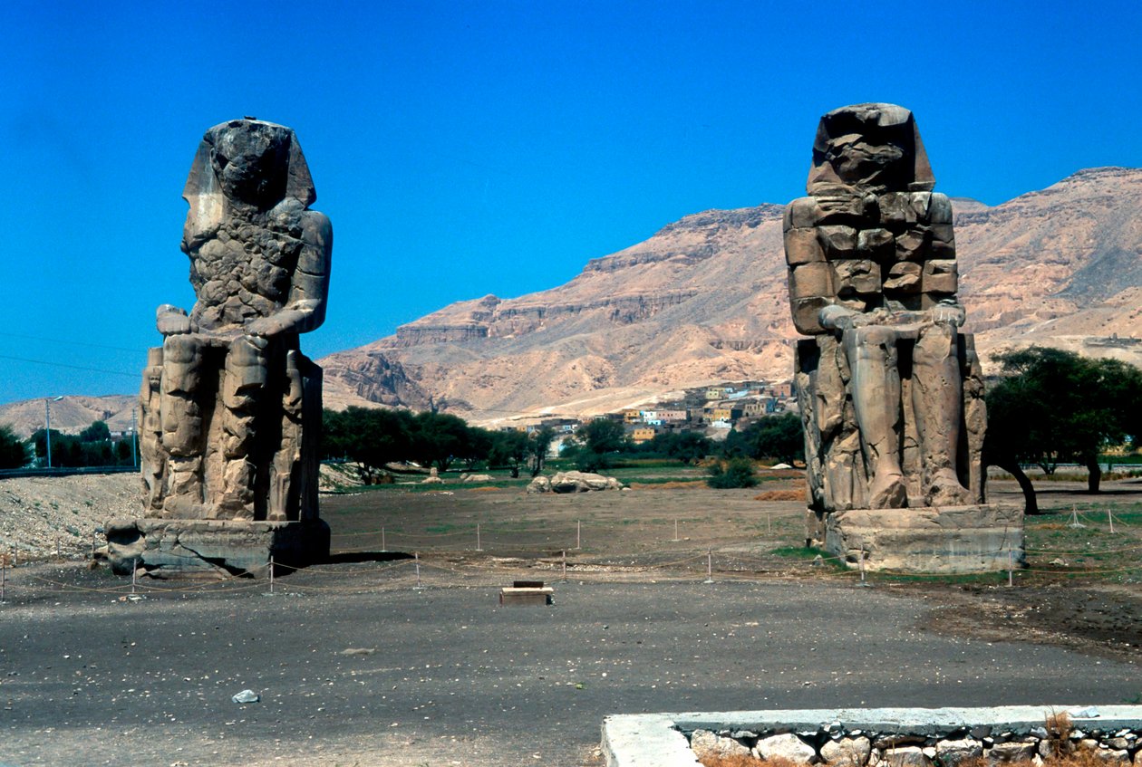 Os Colossos de Memnon, perto do Vale dos Reis, Egito, século XIV aC de Unbekannt