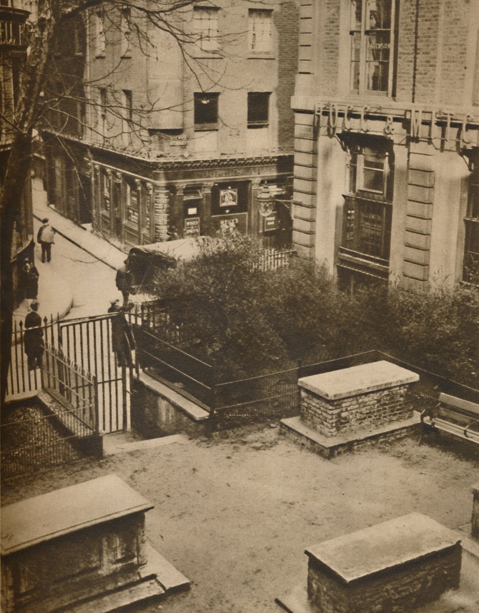 The Coopers Arms do cemitério de St. Olaves, Silver Street, c1935. de Unbekannt