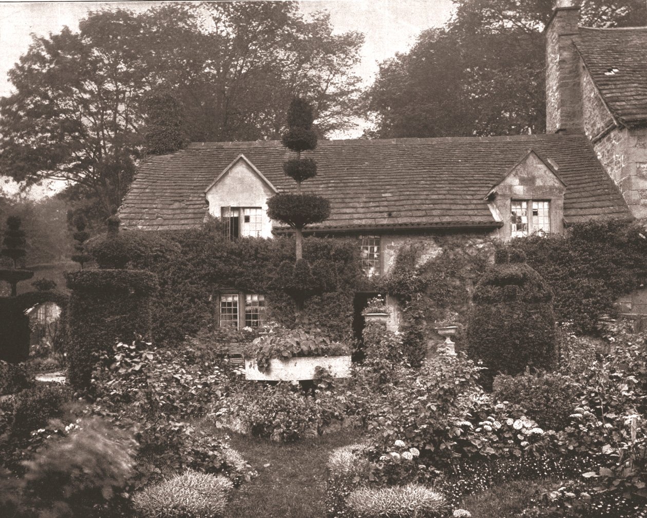 A casa de campo perto de Haddon Hall, Derbyshire, 1894. de Unbekannt