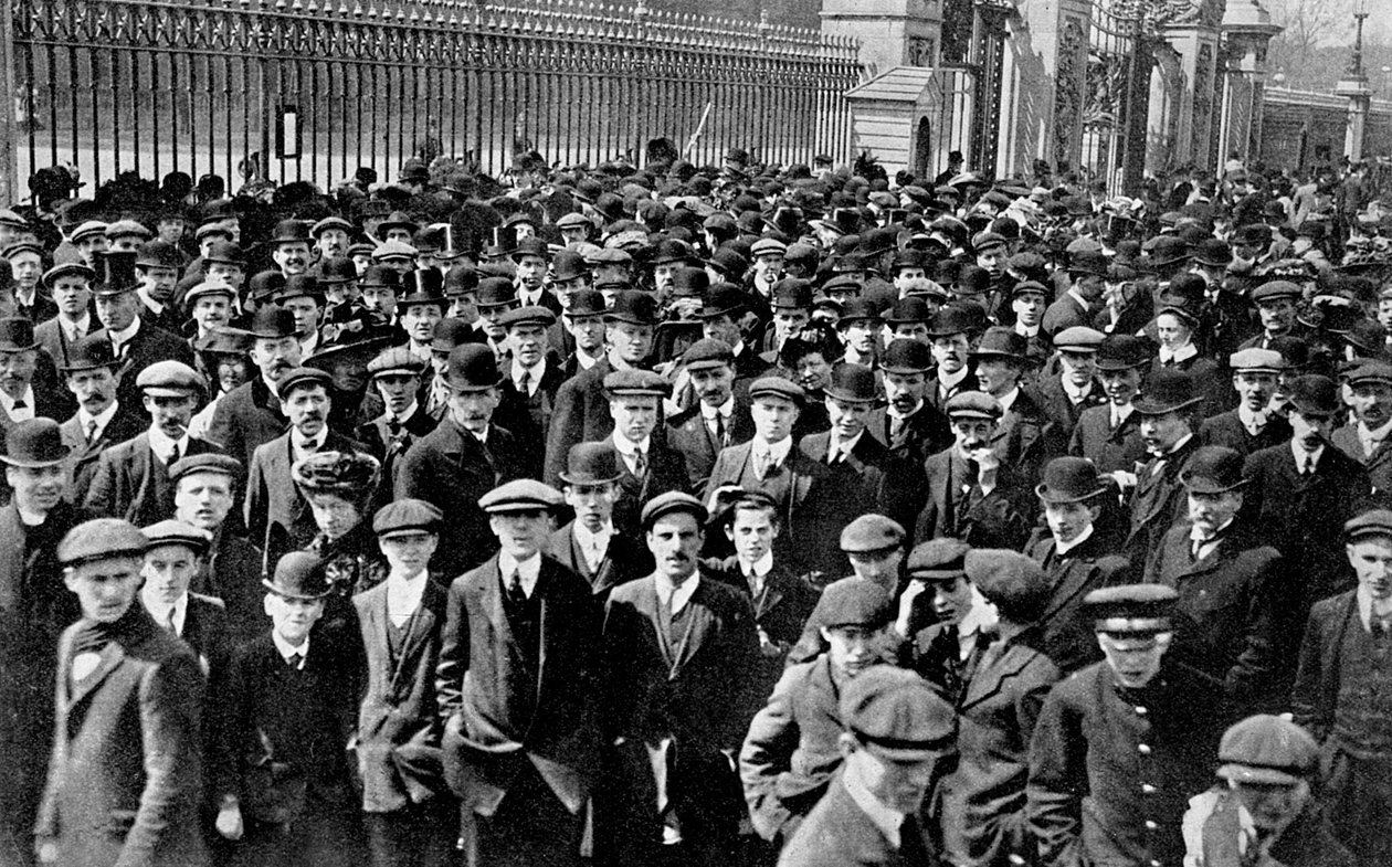 As multidões do lado de fora do Palácio de Buckingham, A Nations Aprehension, 1910 de Unbekannt