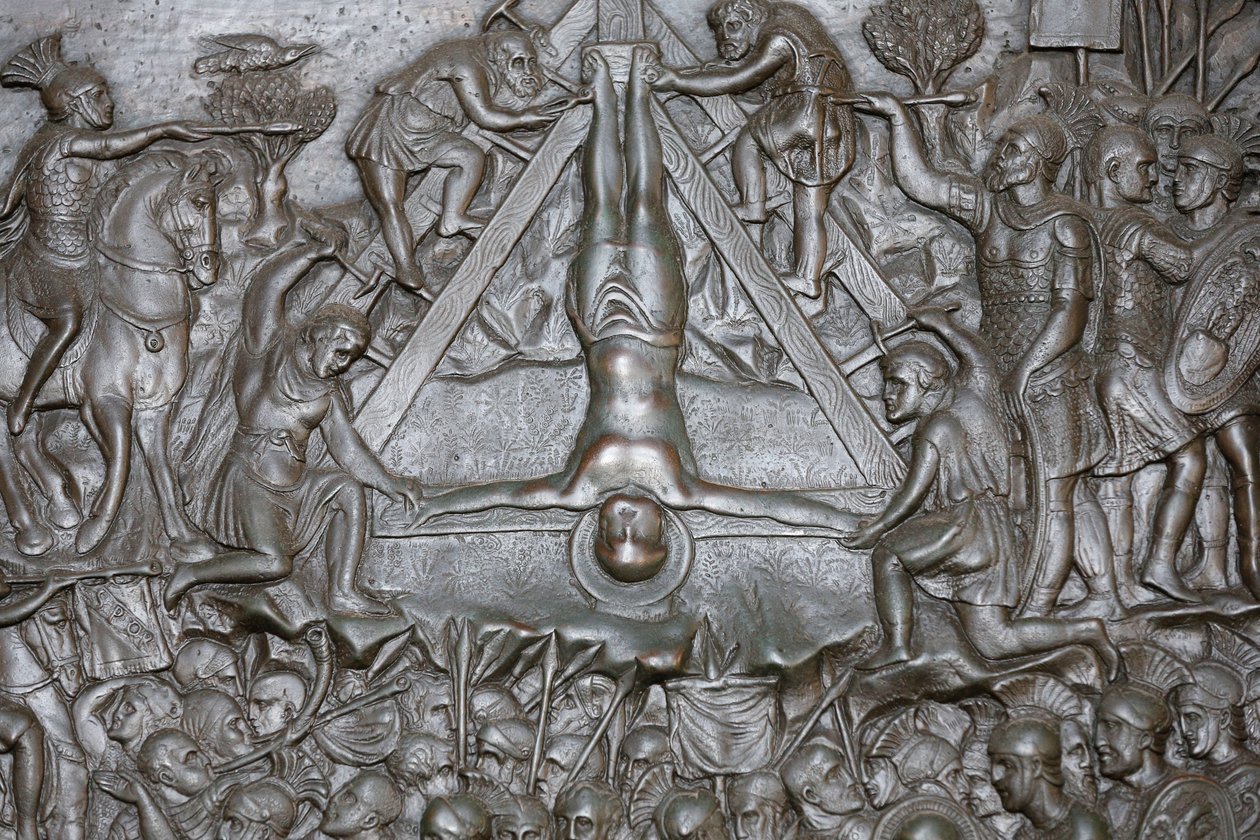 A Crucificação de São Pedro - Detalhe de um portal - Porta de entrada frontal da Basílica de São Pedro, Roma, Itália de Unbekannt