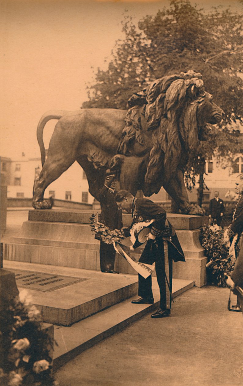 O ministro cubano faz uma grinalda em homenagem ao Soldado Desconhecido Belga, Bruxelas, Bélgica, 1927. de Unbekannt