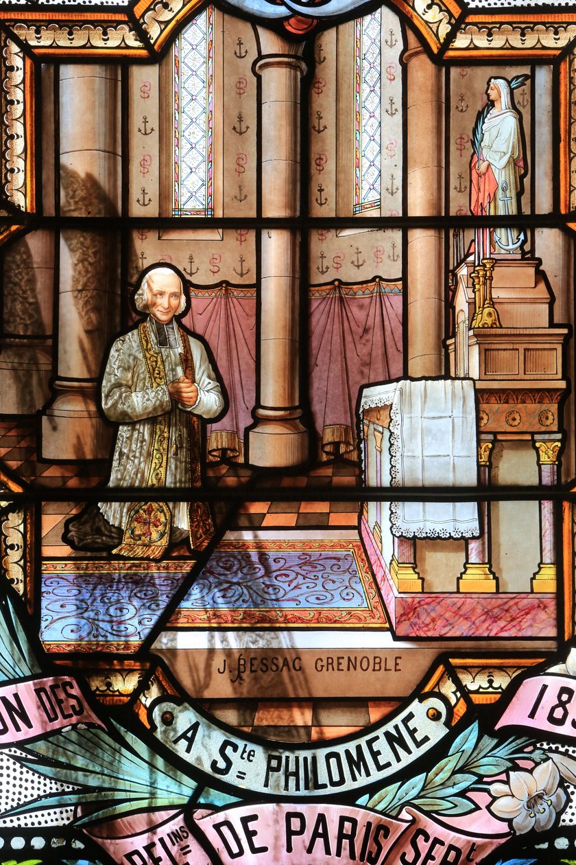O Cura de Ars. Jean-Baptiste-Marie Vianney. St. John Vianney. Janela de vidro manchado. Santuário de Nossa Senhora de la Salette, La Salette-Fallavaux, França. de Unbekannt