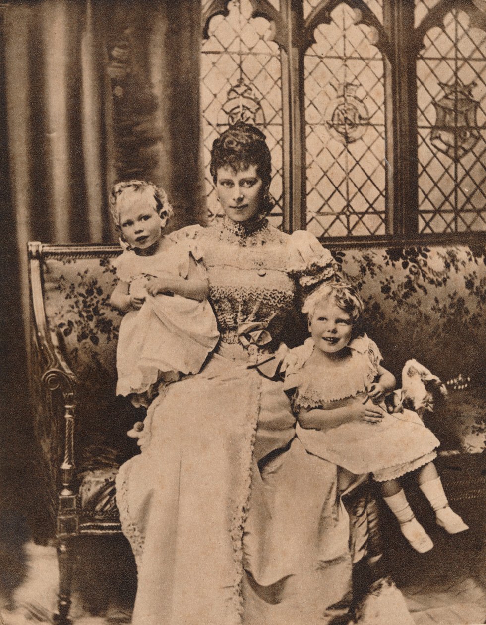 A duquesa de York com seus dois filhos, príncipes Edward e Albert, c1897 1935 de Unbekannt