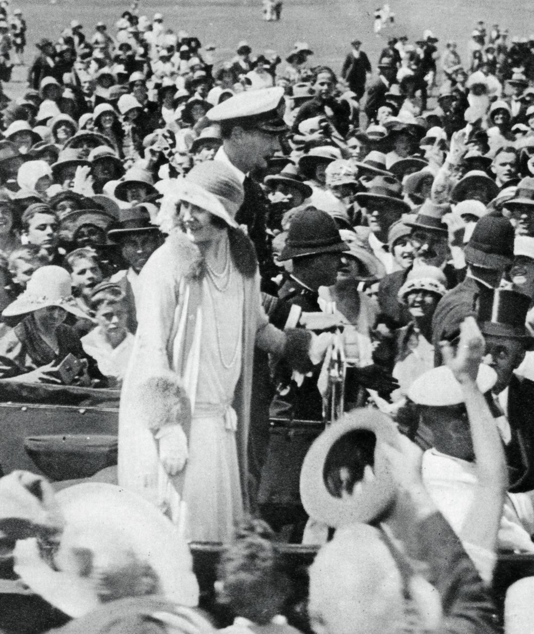 O duque e a duquesa cercaram multidões em Auckland, 1927, 1937 de Unbekannt