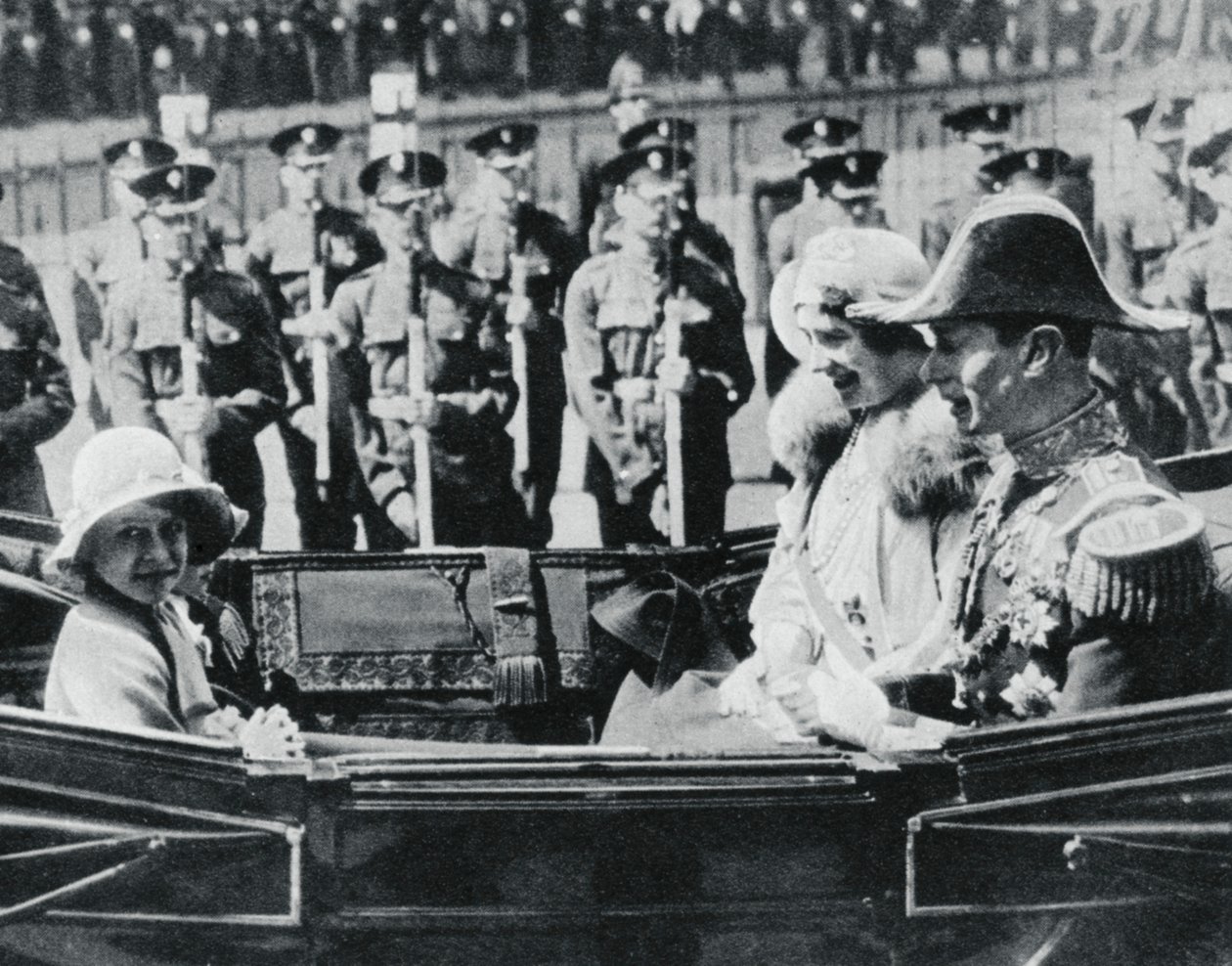 O duque e a duquesa de York saindo da Catedral de São Paulo com suas filhas, 1935, 1937 de Unbekannt