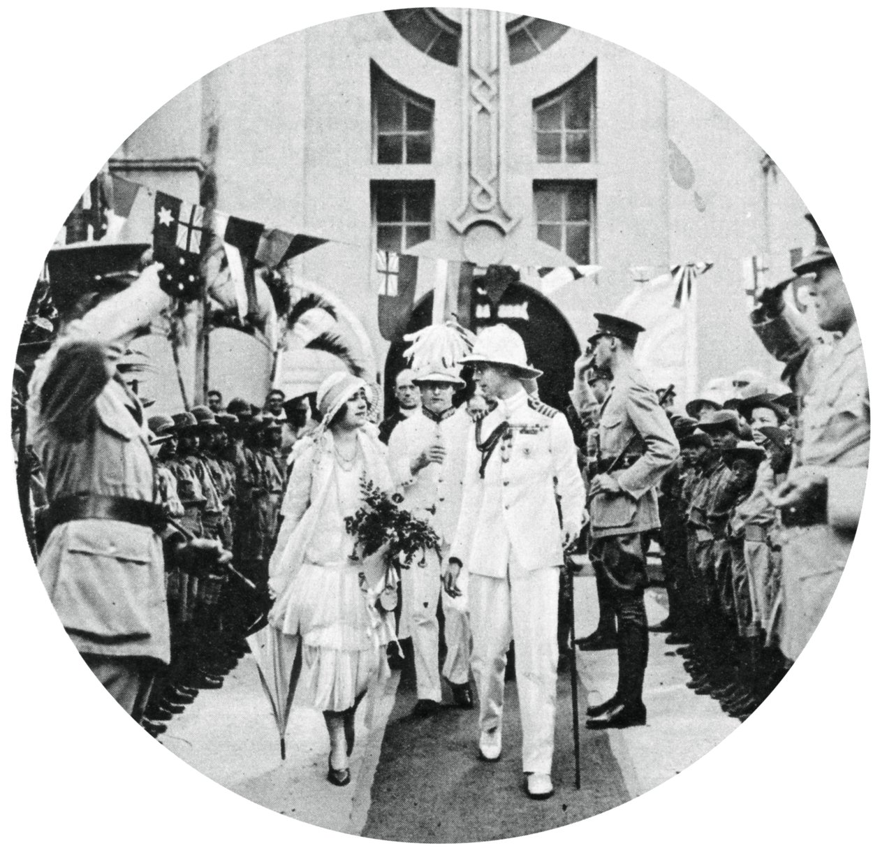 O Duque e a Duquesa de York visitando o túmulo do Almirante Benbow, Kingston, Jamaica, 1927, 1937 de Unbekannt