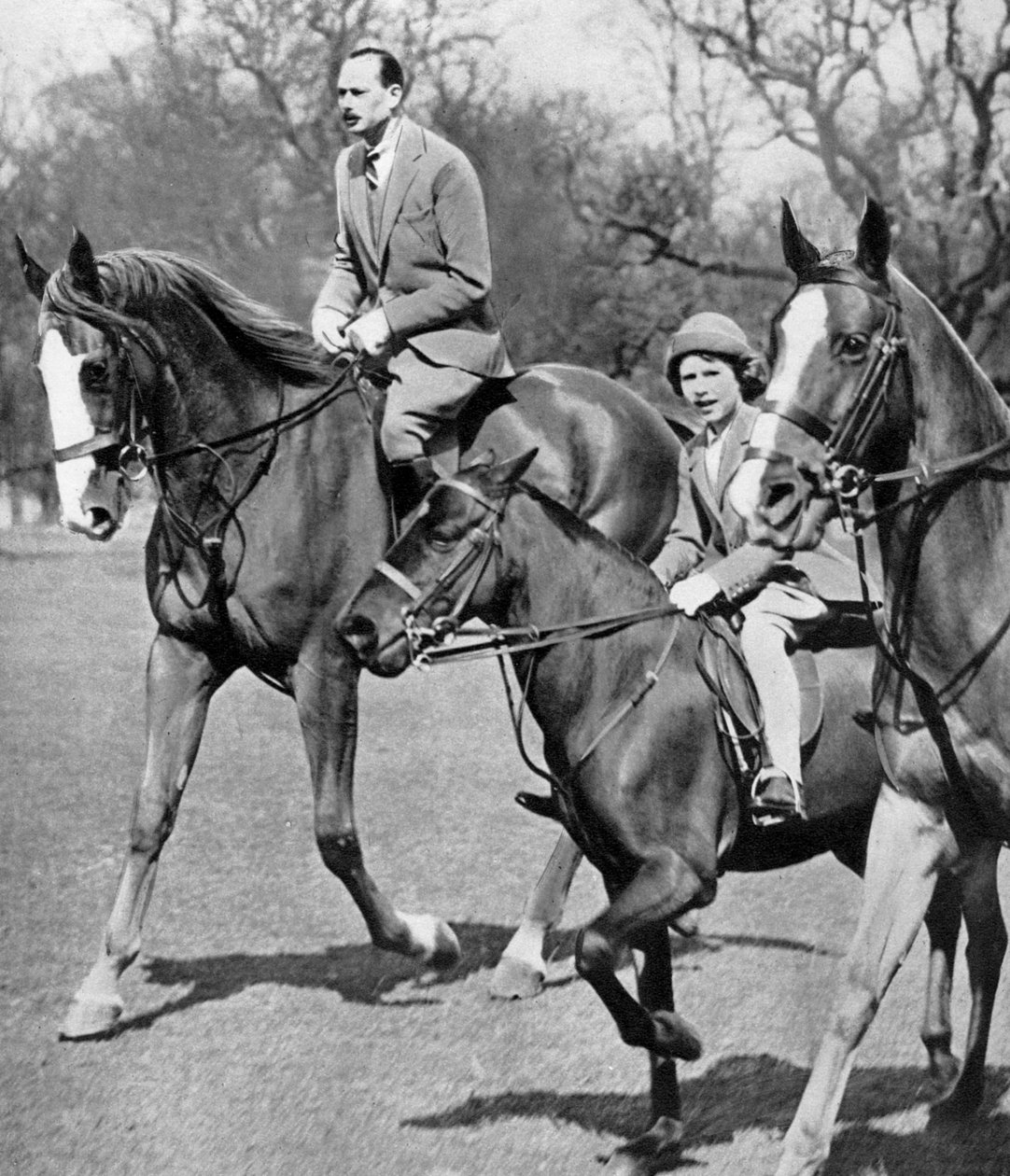 O duque de Gloucester cavalgando com a princesa Elizabeth no Windsor Great Park, c1936 de Unbekannt