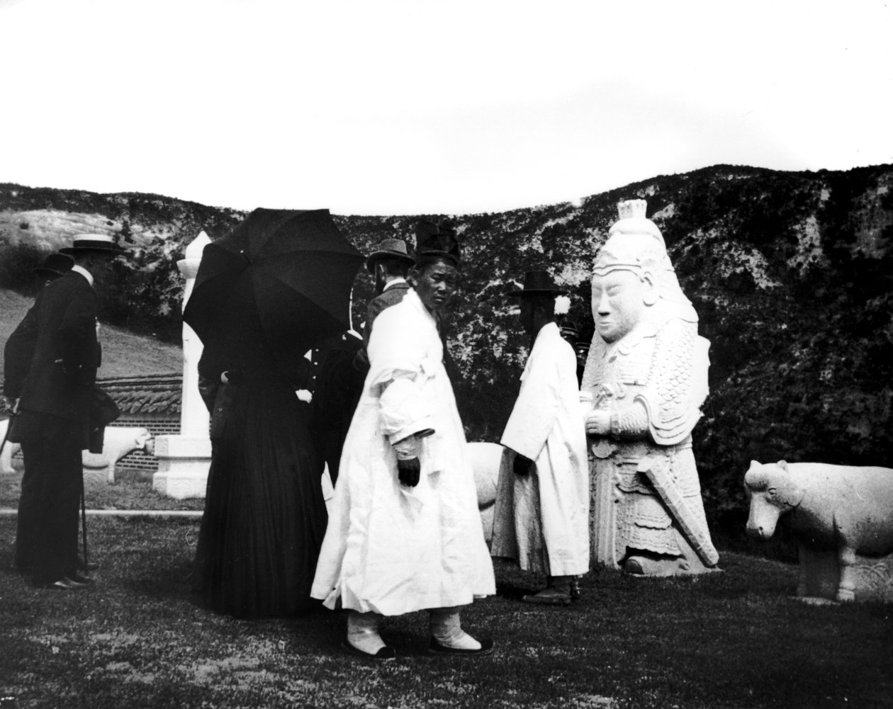 O Imperador do Japão visitando uma tumba, Coréia, 1900 de Unbekannt
