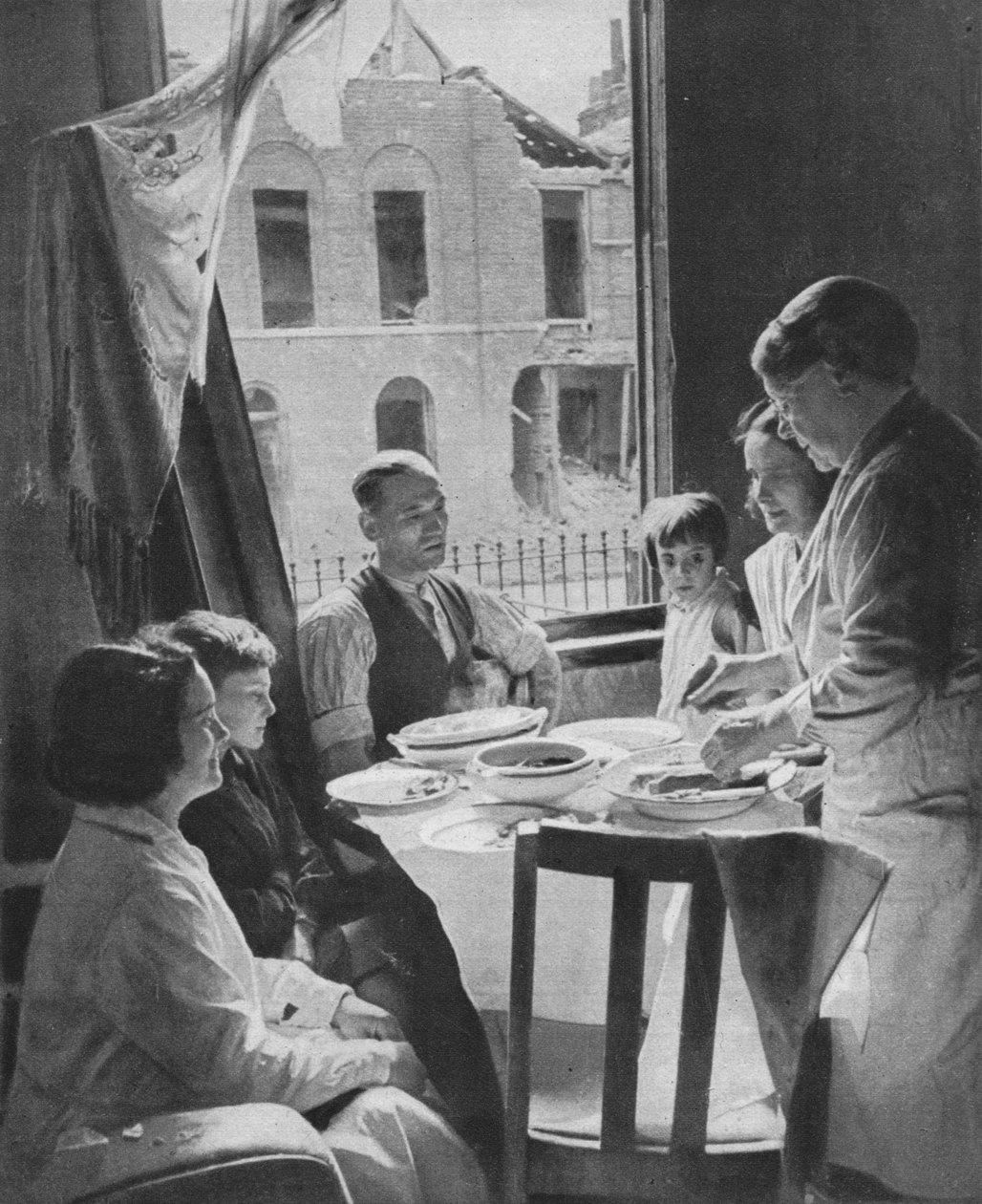 A família deve comer, c1940 1942 de Unbekannt