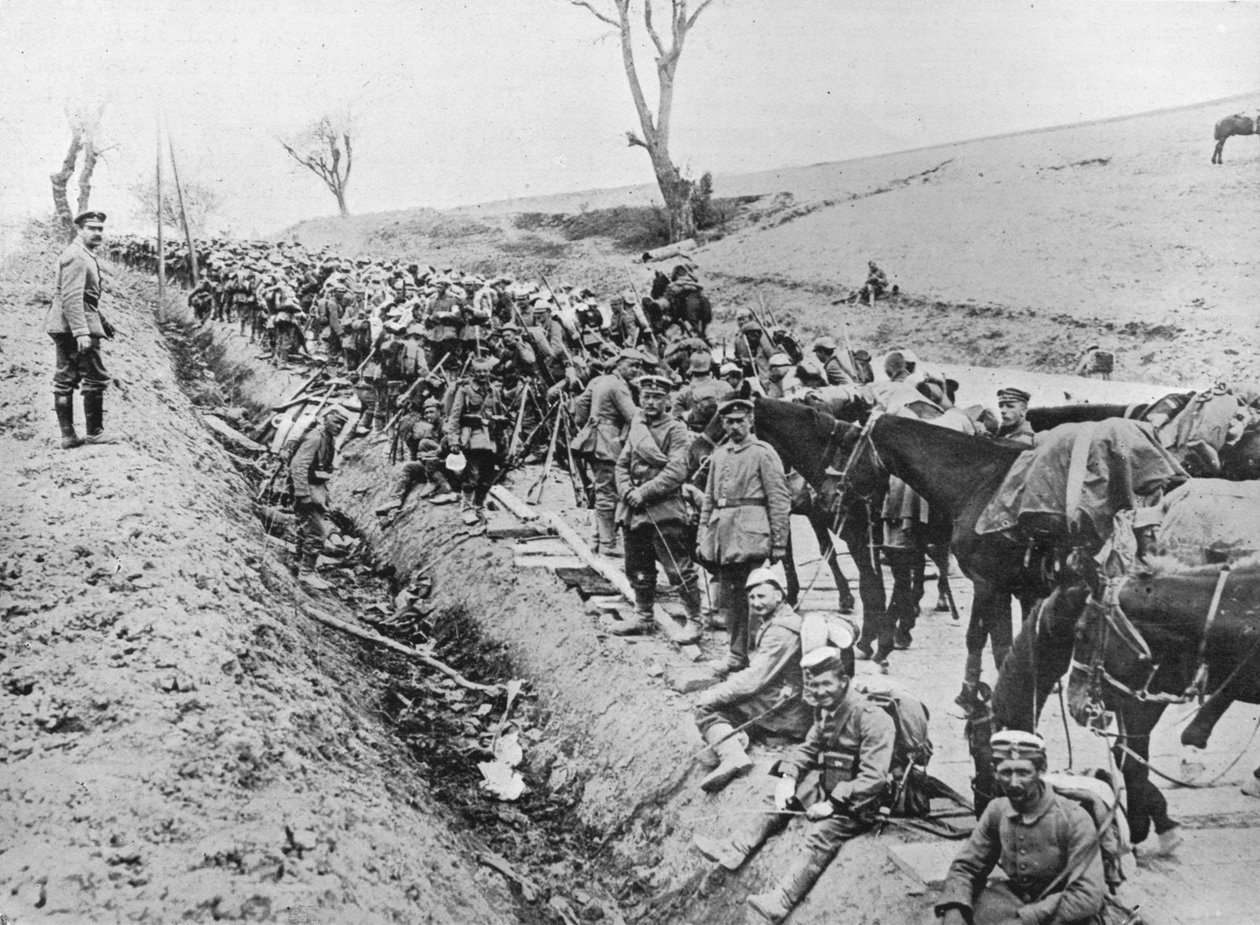 O avanço alemão pela Galiza: um acampamento de tropas na beira da estrada, 1915 de Unbekannt