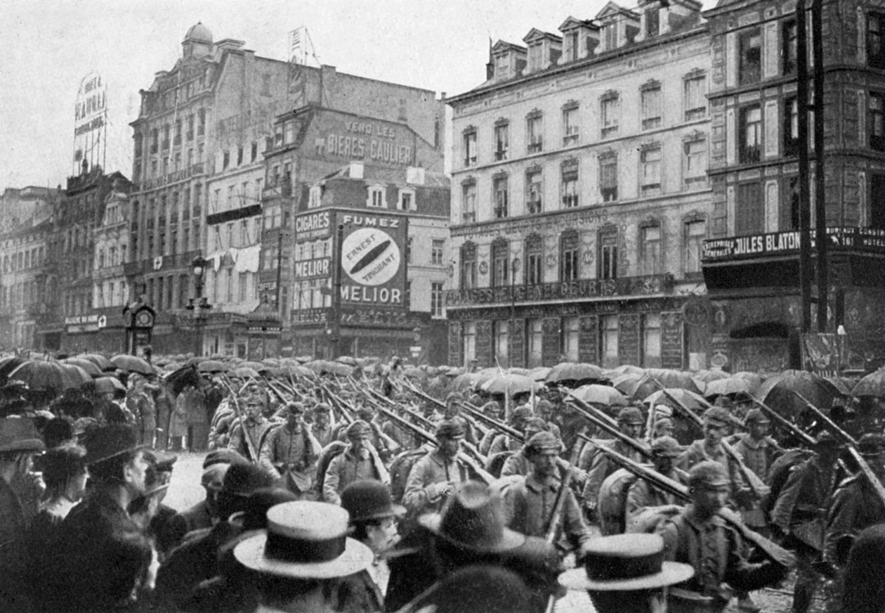 O exército alemão marchando por Bruxelas, Primeira Guerra Mundial, c1914 1920 de Unbekannt