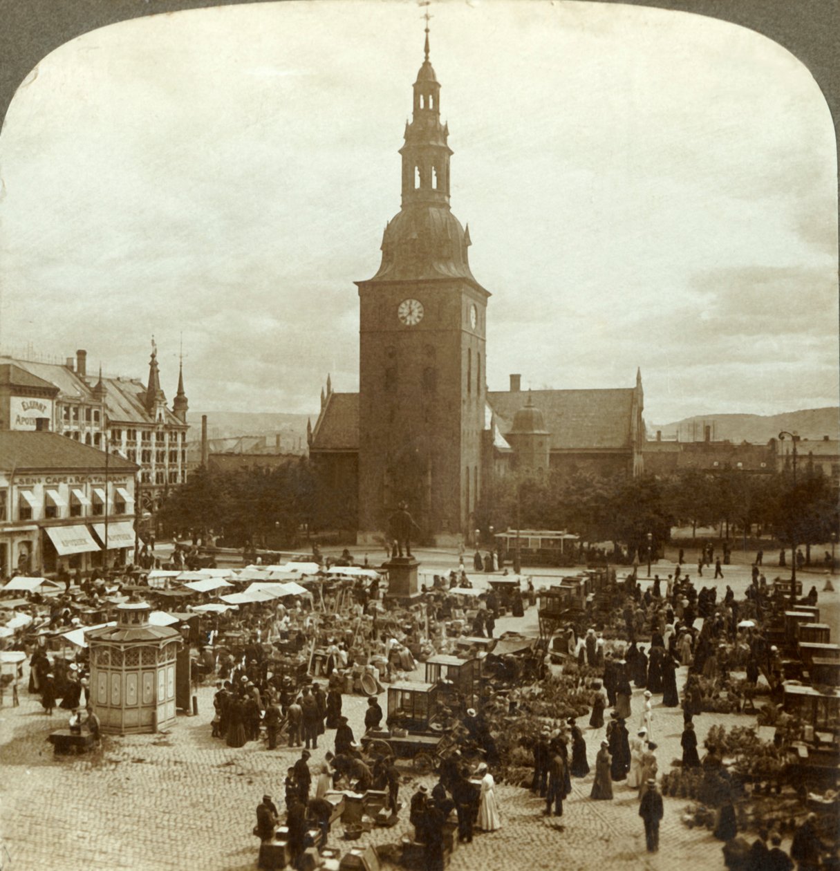 O grande mercado em torno da estátua Christian IV, Christiania, Noruega, c1905. de Unbekannt