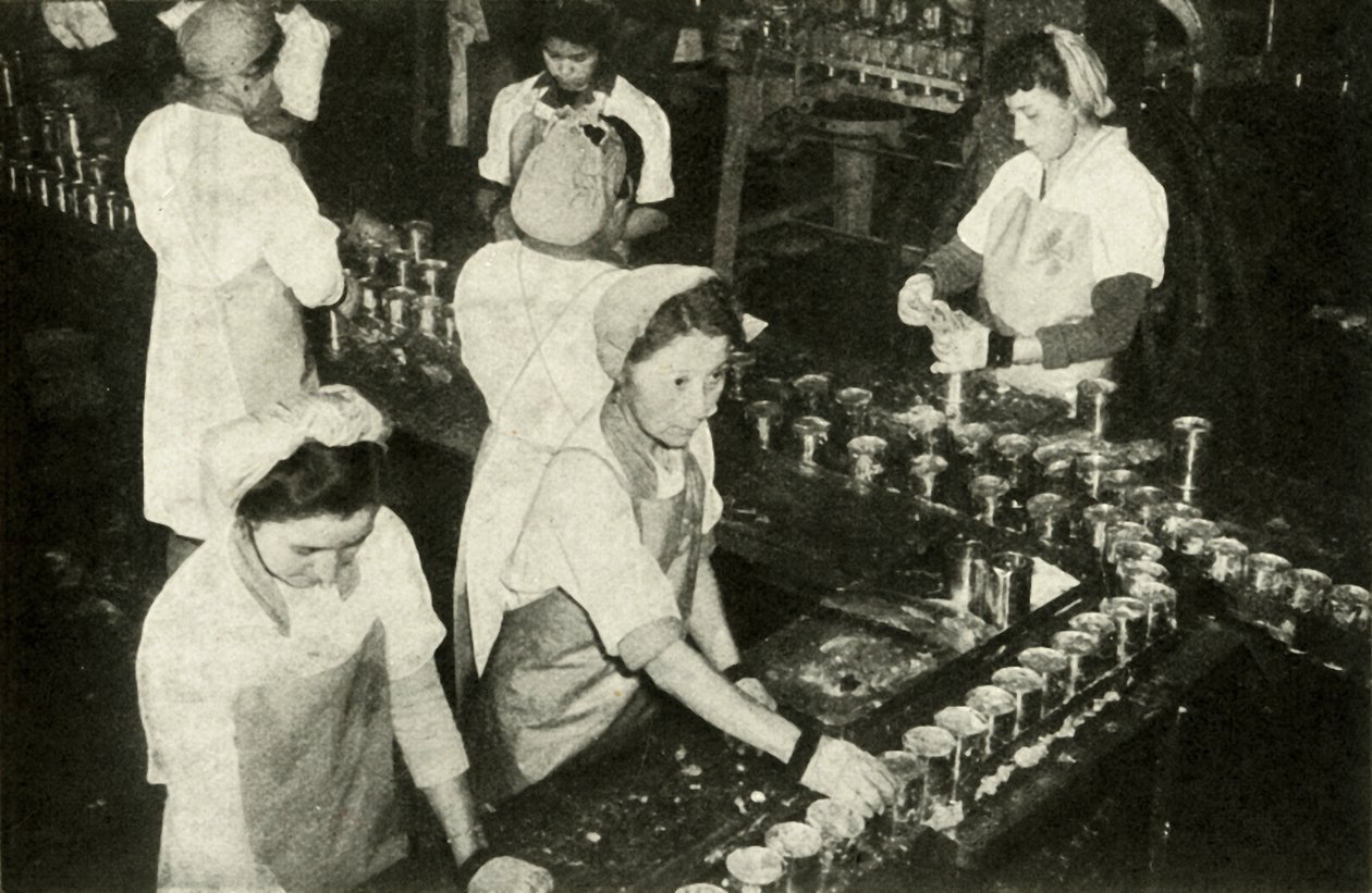 The Great Salmon Industry - Meninas indianas que trabalham no departamento de conservas, c1948. de Unbekannt