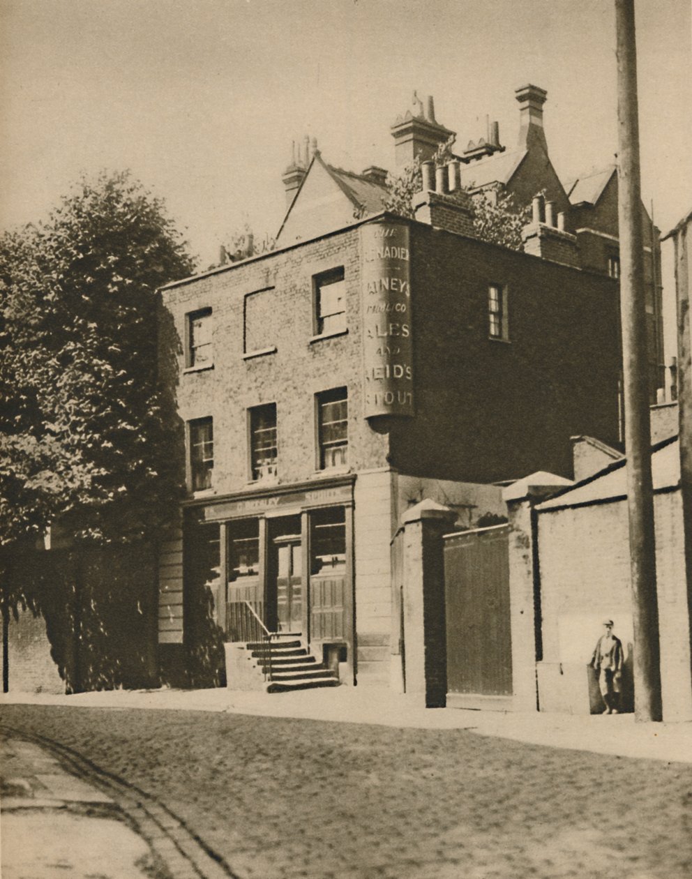 O granadeiro em Wilton Mews, onde os cocheiros não bebem mais, c1935. de Unbekannt