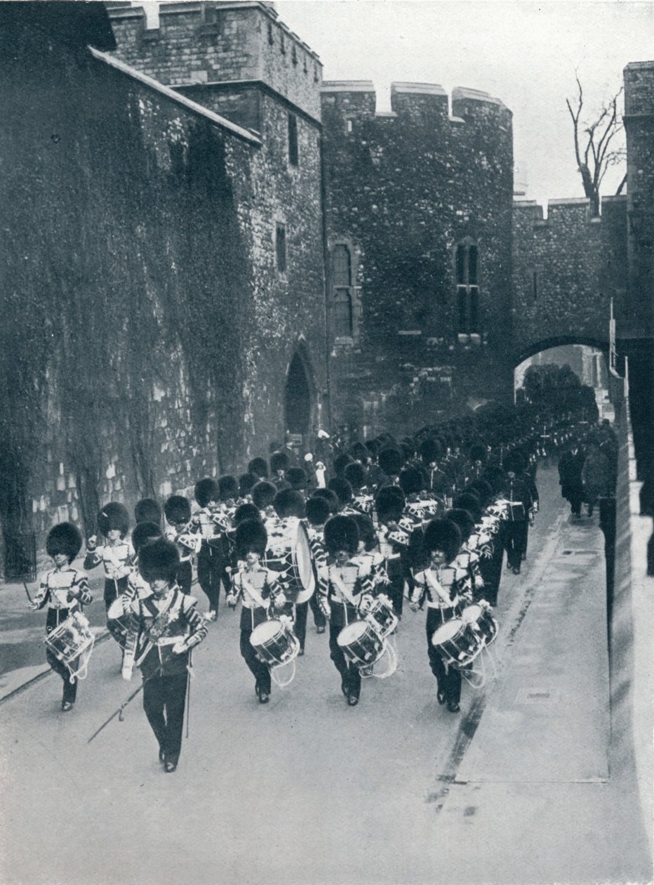 Os guardas saindo da Torre de Londres, c1914 de Unbekannt
