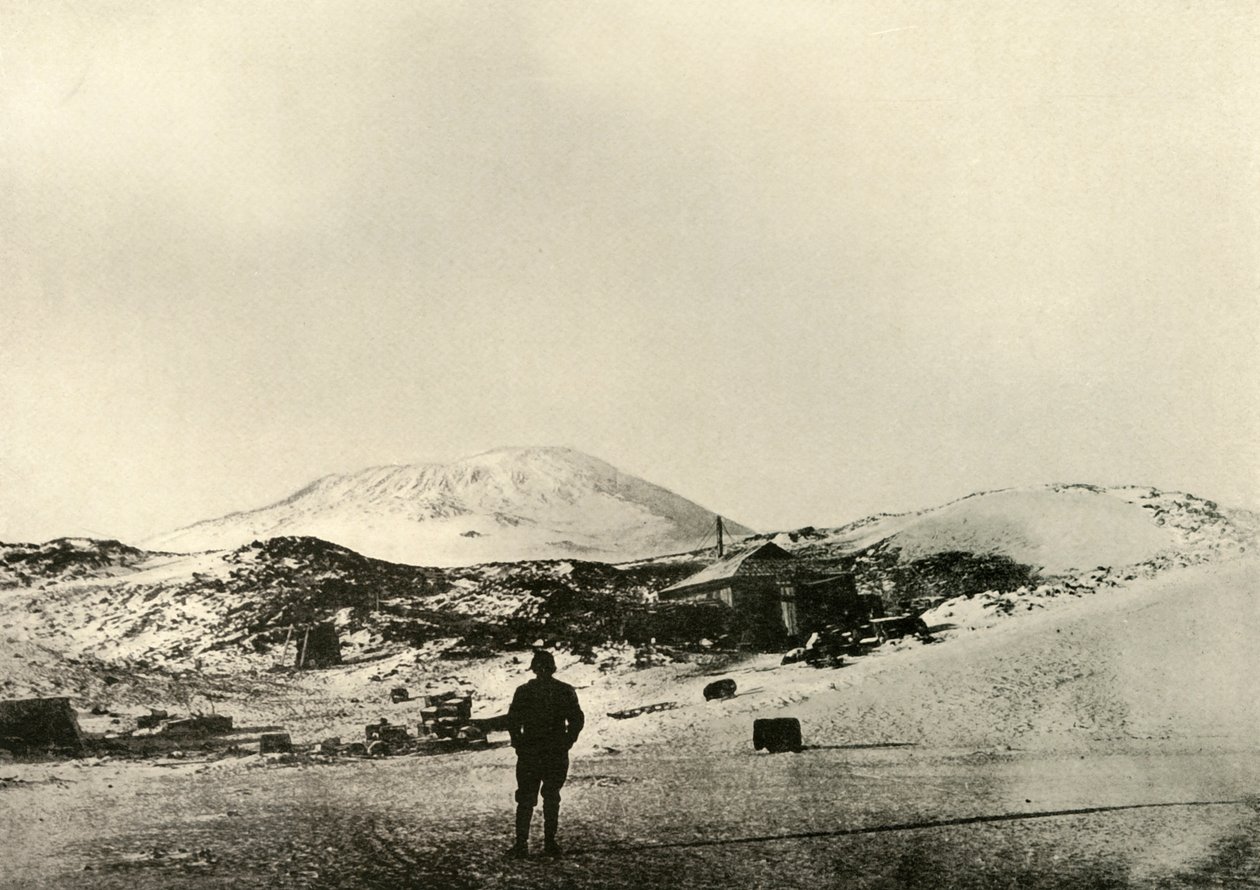 A cabana, com o Monte Erebus ao fundo, no outono de 1908, 1909. de Unbekannt