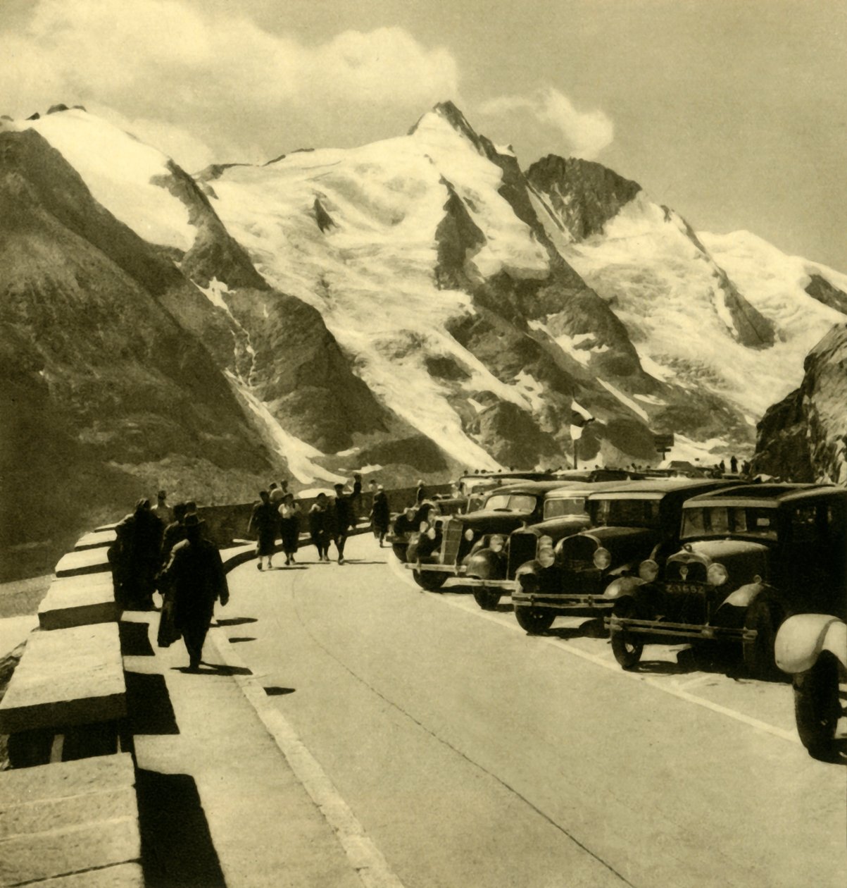 O ponto de observação Kaiser-Franz-Josefs-Höhe na estrada alpina alta de Grossglockner, Áustria, c1935. de Unbekannt