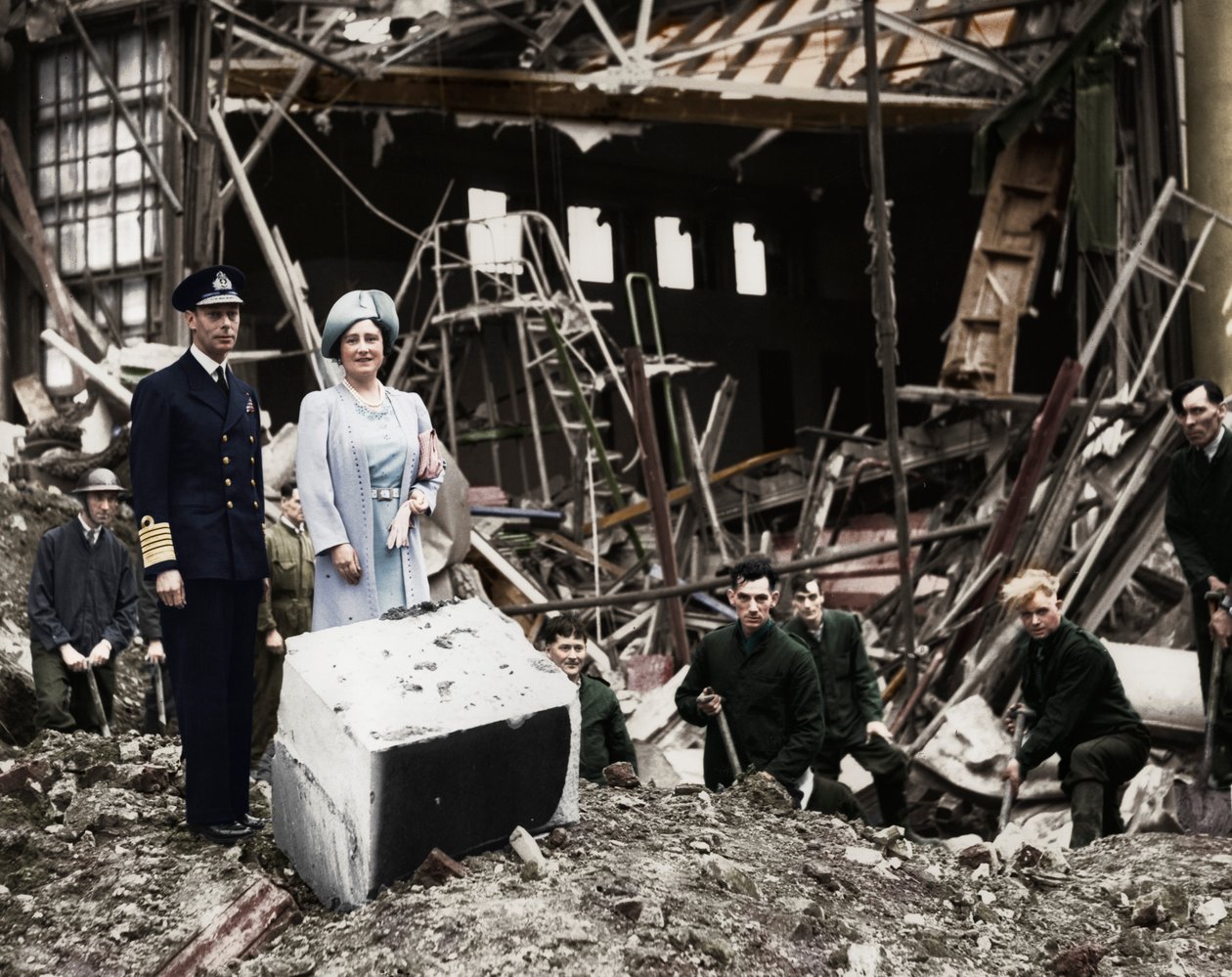 O rei e a rainha examinam os danos da bomba, Palácio de Buckingham, Londres, Segunda Guerra Mundial, 1940 de Unbekannt