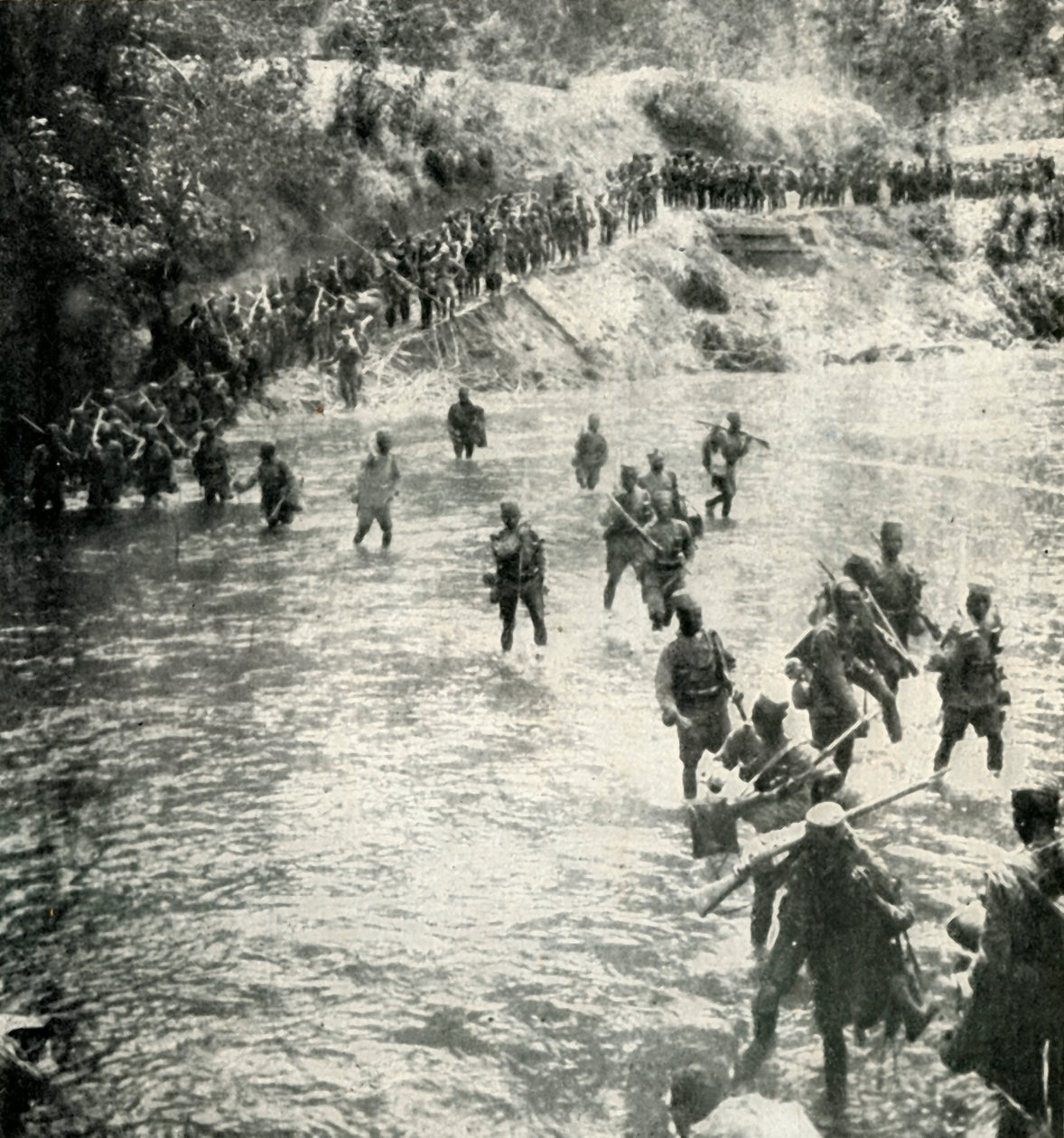 Os reis African Rifles que cruzam o rio Ruwu, África Oriental alemã, 1919. de Unbekannt