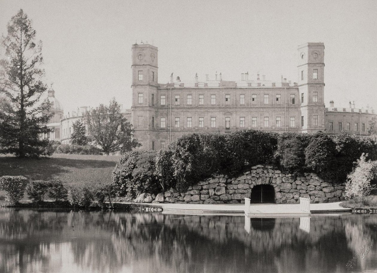 A fachada principal do palácio em Gatchina, década de 1870 a 1880 de Unbekannt