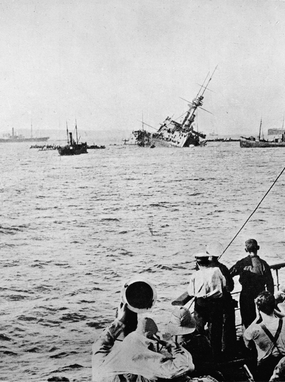 O Majestic afundando após ser torpedeado por um submarino inimigo, 1915 de Unbekannt