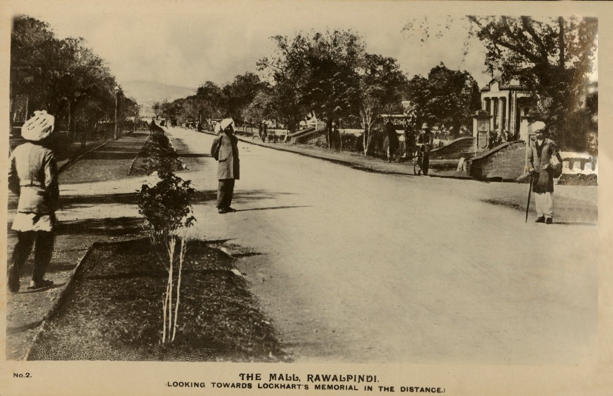 A alameda, Rawalpindi - memorial de Towwards Lockharts na distância, c1918-c1939. de Unbekannt