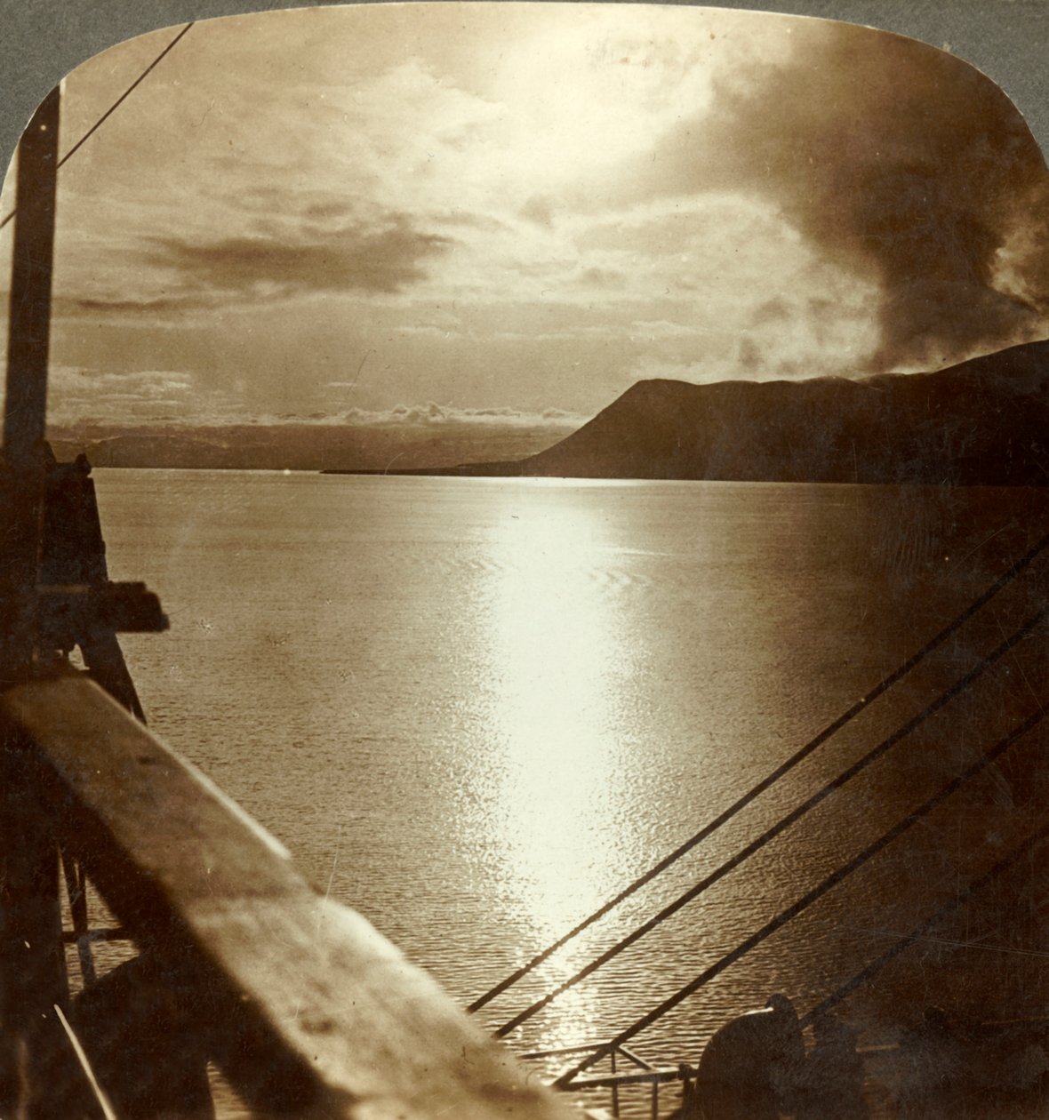 O sol da meia-noite em julho sobre falésias de Spitzbergen e Oceano Ártico, c1905. de Unbekannt
