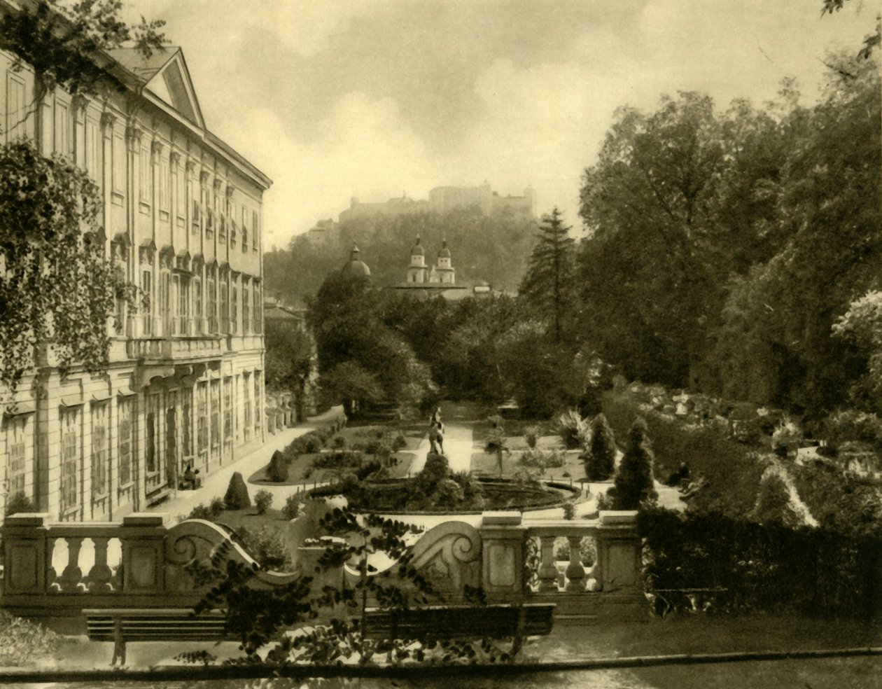 O Palácio Mirabell e jardins, Salzburgo, Áustria, c1935. de Unbekannt