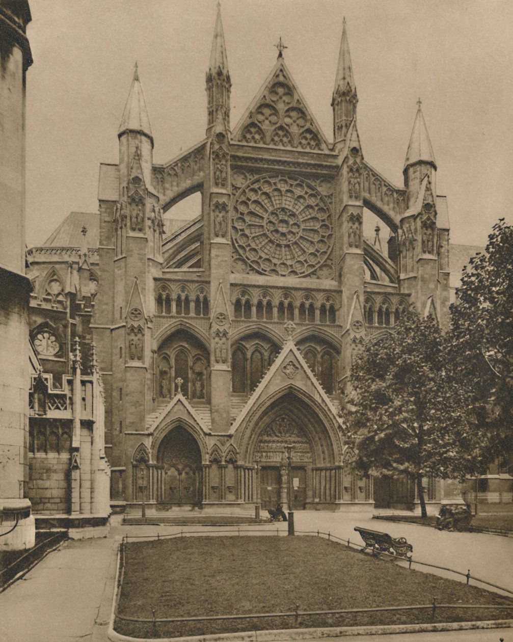 A frente norte moderna e a entrada principal da abadia, c1935. de Unbekannt