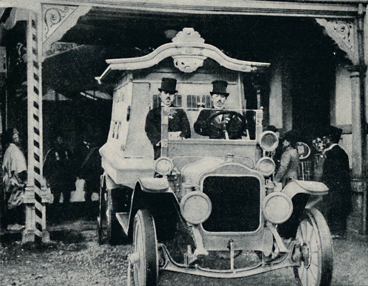 O carro fúnebre em traje oriental, c1935 de Unbekannt
