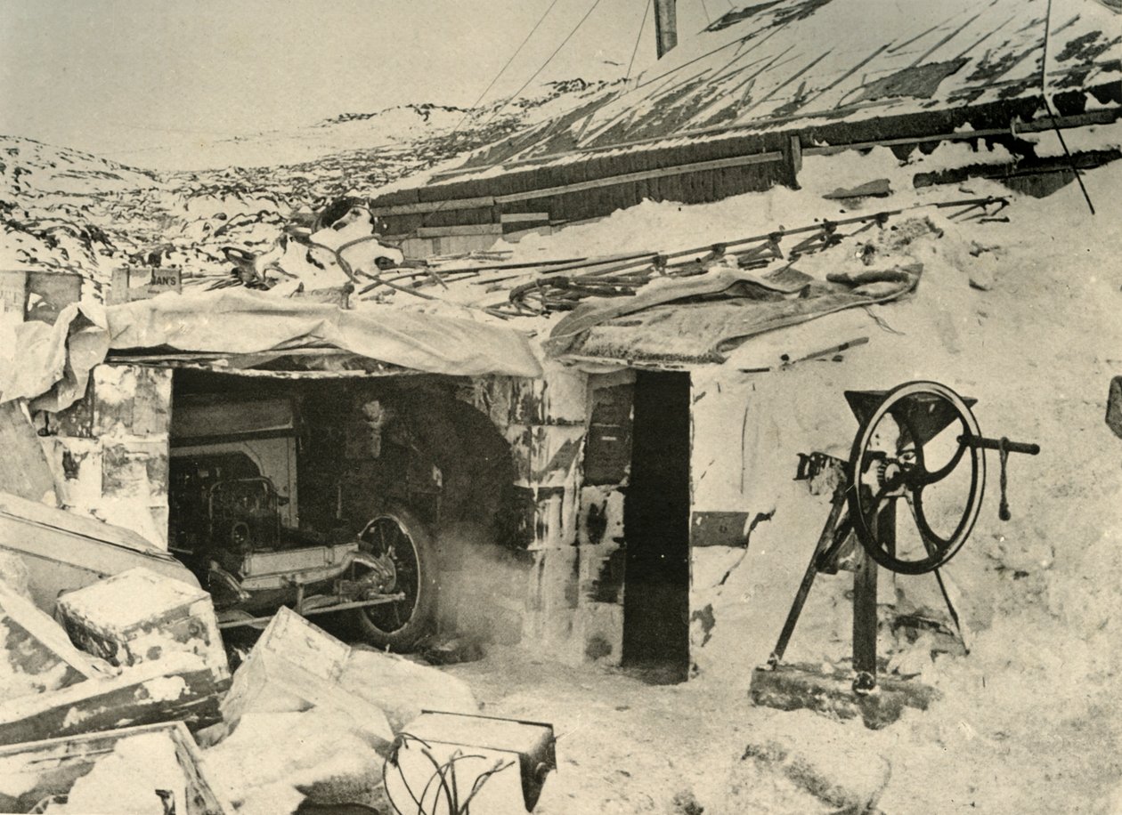 O automóvel na garagem e o triturador de milho à direita, c1908, 1909. de Unbekannt