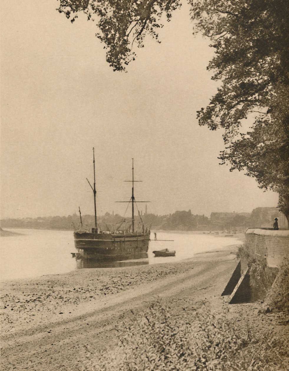 A cegonha velha em suas amarrações fora da alameda de Chiswick, c1935. de Unbekannt