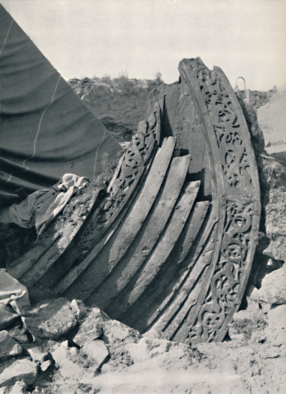 O navio Oseberg no monte, mostrando a escultura na haste e trilhos, 1935 de Unbekannt